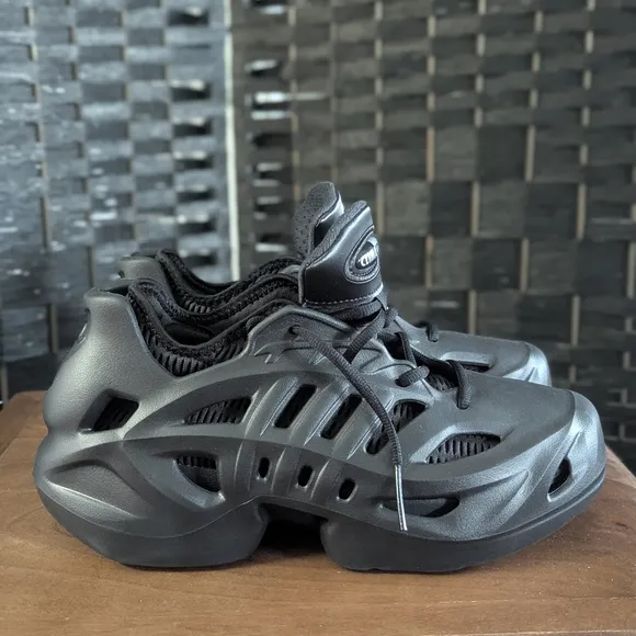 Adidas NEW Sleek Black Futuristic Sneakers athletic Sz 7 Men's. 9.5 Women's