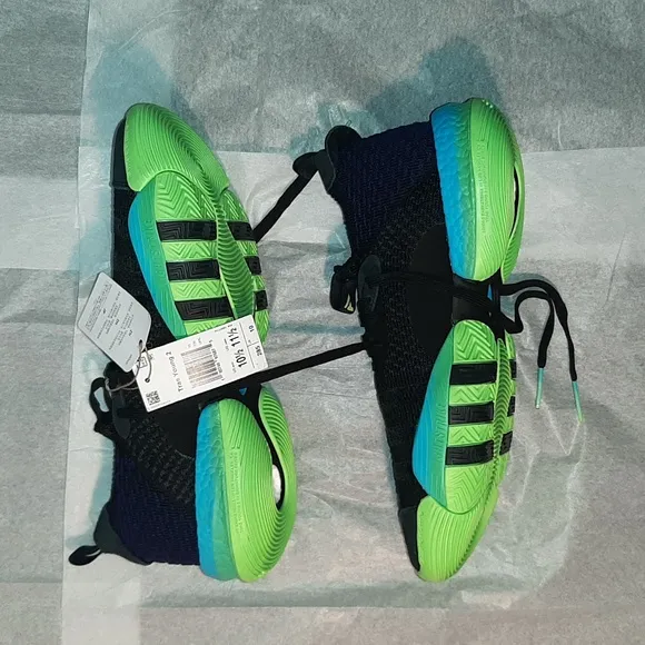 adidas Trae Young Sneakers Brand NEW, Men size 10.5