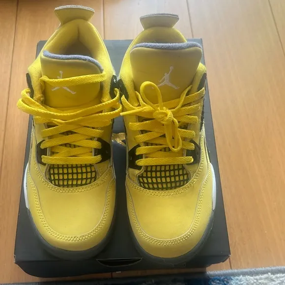 Kids Jordan 4 Retro in yellow suede sz 1 in EXCELLENT condition