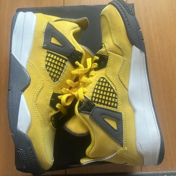Kids Jordan 4 Retro in yellow suede sz 1 in EXCELLENT condition