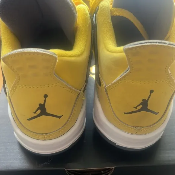Kids Jordan 4 Retro in yellow suede sz 1 in EXCELLENT condition